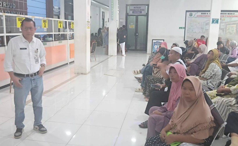 Direktur RSUD Haji Pajonga Daeng Ngalle Takalar, dr Ruslan Ramli, memastikan pelayanan kesehatan tetap berjalan optimal meski WFA berlaku. Sebanyak 18 poli dan IGD tetap melayani masyarakat pasca Lebaran 1447 Hijriah, didukung sistem pendaftaran online serta komitmen Pemkab Takalar di bawah kepemimpinan Bupati Firdaus Daeng Manye dalam meningkatkan pelayanan publik.