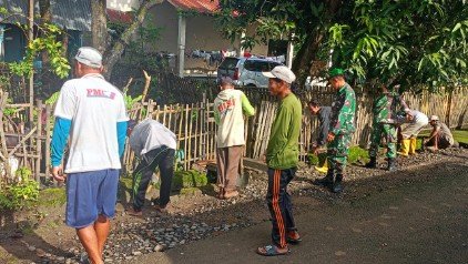 Personel Koramil 1426-06/Mapsu Kodim 1426/Takalar bersama warga Kelurahan Takalar, Kecamatan Mappakasunggu menggelar kerja bakti membersihkan selokan dan bahu jalan untuk mencegah banjir serta penyebaran penyakit demam berdarah.