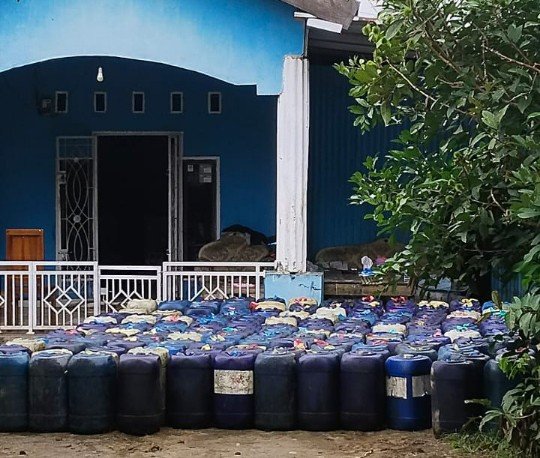 Warga menemukan dugaan penimbunan BBM jenis solar subsidi menggunakan puluhan jerigen di Desa Pa’rapunganta, Kecamatan Polongbangkeng Utara, Kabupaten Takalar. Lokasinya disebut hanya sekitar 100 meter dari SPBU Palleko dan diduga dilansir ke Kabupaten Gowa.