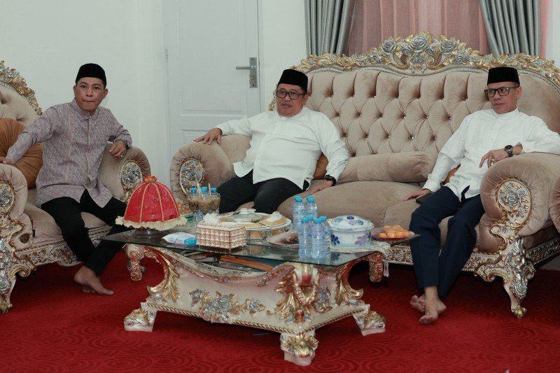 Bupati Takalar Ir. Mohammad Firdaus Daeng Manye bersama Anggota DPRD Sulawesi Selatan Hj. Fadilah Fahriana menghadiri buka puasa bersama di Rumah Jabatan Ketua DPRD Takalar H. Muhammad Rijal. Kegiatan tersebut dihadiri anggota DPRD, OPD, serta ratusan masyarakat dari berbagai kecamatan di Takalar.