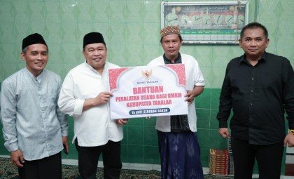 Momentum Safari Ramadan dimanfaatkan Bupati Takalar Mohammad Firdaus Daeng Manye untuk menyatukan misi pemerintah daerah dengan menyalurkan berbagai bantuan kepada masyarakat Desa Cikoang, mulai dari paket lebaran, Al-Qur’an, uang tunai hingga bantuan UMKM menjelang Idulfitri.