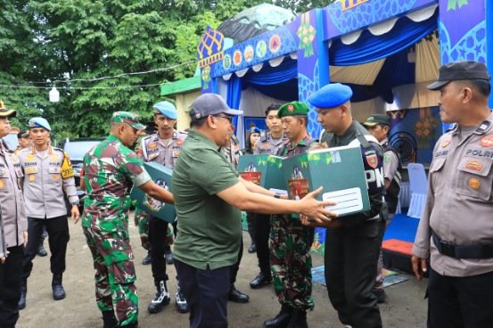 Keterangan Foto Bupati Takalar Mohammad Firdaus Daeng Manye menyerahkan paket Lebaran kepada personel TNI, Polri, dan Dinas Perhubungan saat pengecekan Pos Operasi Terpadu Ketupat 2026 di Taman Kita, Pattallassang, Takalar, Kamis (19/3/2026).