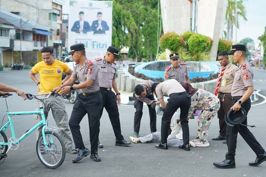 Tuju Siswa yakni Azwar Asnur (Nosis 0708), Karman (Nosis 0515), Asrijal Haerul (Nosis 0671), Hendra Kurniawanta (Nosis 0052), Asdar (Nosis 0079), A. Awal Maulana Sam (Nosis 1100), dan Sainul (Nosis 1394) bantu Warga Laka