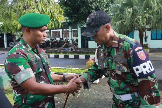 Dandim 1426 Takalar Letkol Inf Anton Timotius Milala memimpin apel perdana dan halal bihalal bersama prajurit TNI dan PNS usai Idul Fitri 1447 H, serta mengapresiasi dedikasi Babinsa yang tetap bertugas membantu masyarakat saat arus mudik.