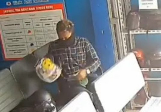 Viral! Aksi Kilat Maling Helm di Makassar Terekam CCTV, KYT Retro Raib dalam Detik