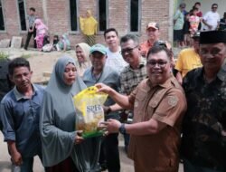 Bupati Takalar Serahkan Bantuan Korban Puting Beliung di Desa Sawakong, Warga Sambut Haru