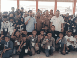 Siswa Baru Antusias Berebut Foto Bersama Bupati Takalar Daeng Manye