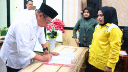 Bupati Takalar Daeng Manye Tandatangani NPHD dan Serahkan Bantuan Keuangan Rp1,1 Miliar kepada 11 Partai Politik