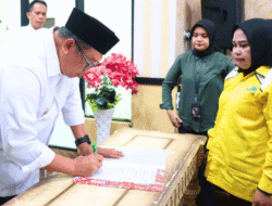Bupati Takalar Daeng Manye Tandatangani NPHD dan Serahkan Bantuan Keuangan Rp1,1 Miliar kepada 11 Partai Politik