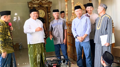 Safari Jumat di Palleko, Daeng Manye Salurkan Pompa Air dan Sembako, Perkuat Silaturahmi dengan Warga