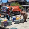 HUT ke-81 TNI, Persit dan Kodim 1426 Takalar Salurkan Air Bersih ke Warga Laikang