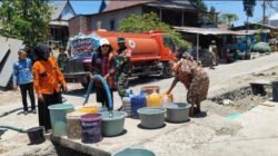 HUT ke-81 TNI, Persit dan Kodim 1426 Takalar Salurkan Air Bersih ke Warga Laikang